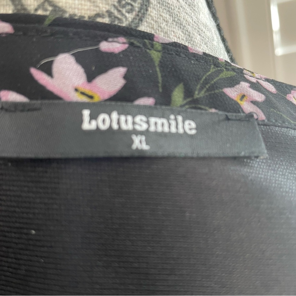 Chic Black and Pink Floral Blouse - Picture 7 of 8